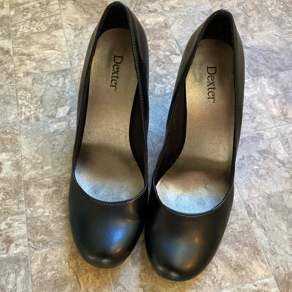Dexter black pumps. Size 8W. Gently worn in great condition.